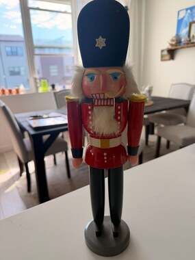Erzgebirge Wooden Nutcracker Soldier Red Jacket Star Hat